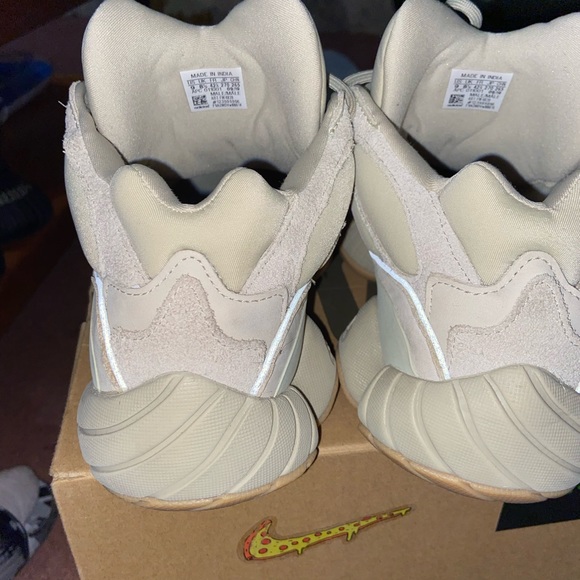 Yeezy 500 - Picture 4 of 6